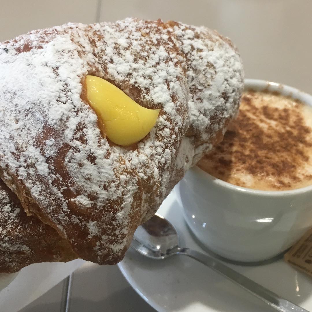 The election tour: il sindaco porta la parola del cornetto alla crema a chi ha bisogno #votantonia