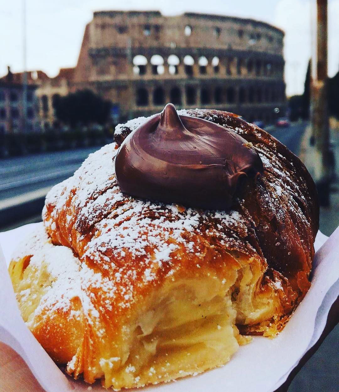 Auguri Roma! 2771 anni e ancora non hanno capito che nel cornetto ci sta meglio la crema.
#NataleDiRoma #Votantonia #VotantoniaSindaco