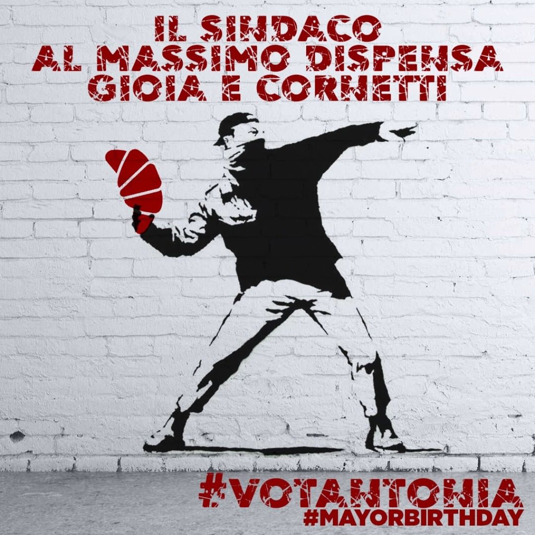Il sindaco al massimo dispensa gioia e cornetti.
#Votantonia #MayorBirthday